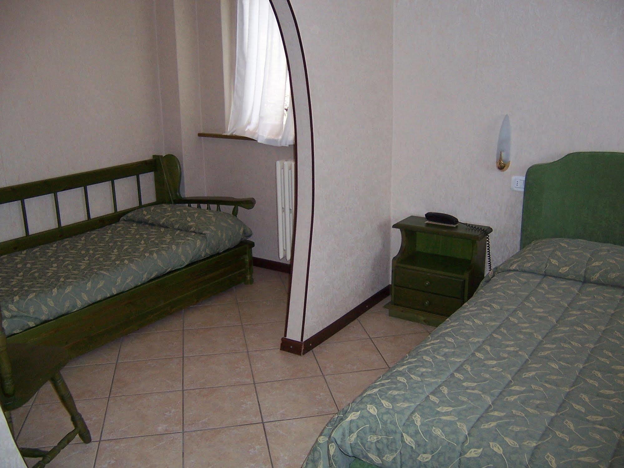 Hotel Pineta كاستوني ديلا بريسولانا المظهر الخارجي الصورة
